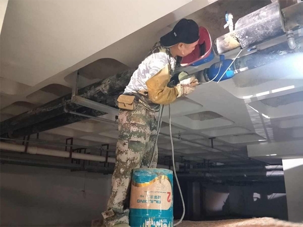 當供熱管道或暖氣片漏水時，應(yīng)采取哪些措施？